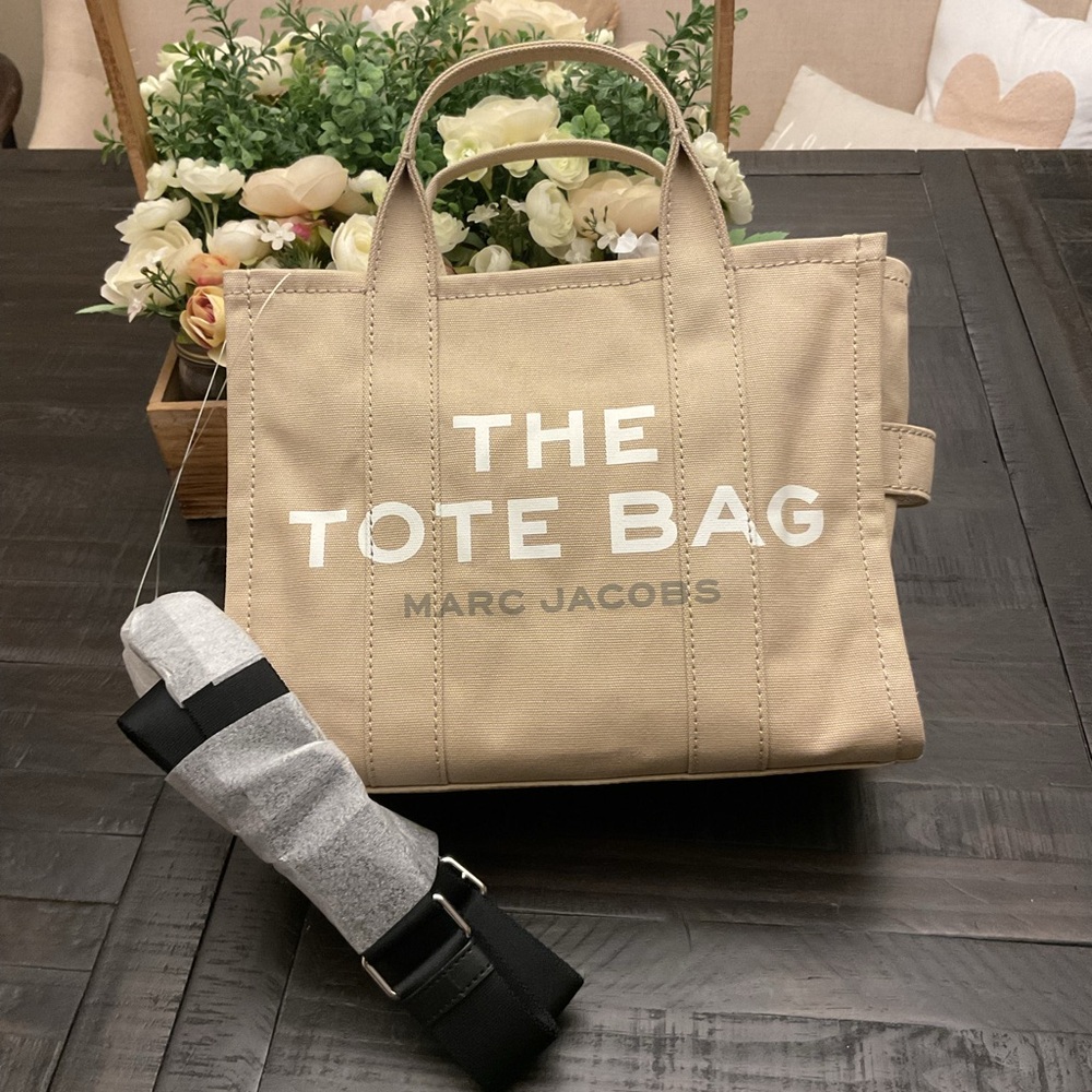 Marc Jacob’s beige tote